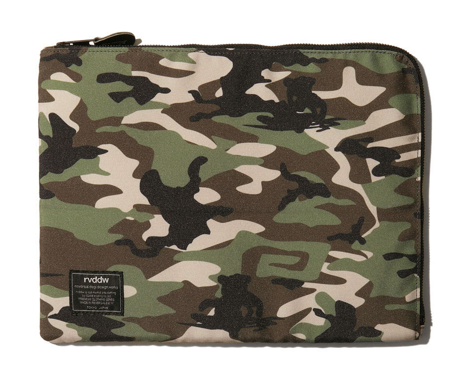 reversal.dogi.design.works » KNEE ON THE BELLY CAMO CLUTCH BAG